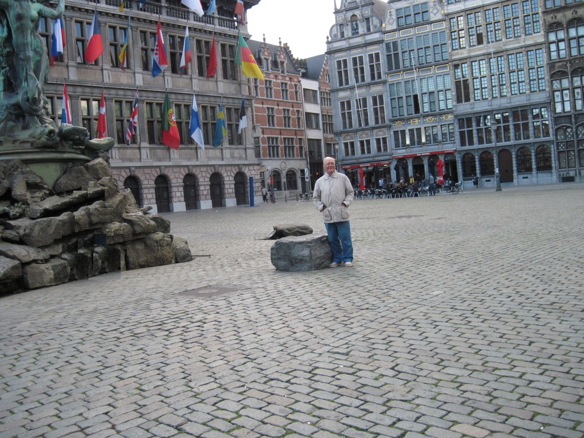 17- Anversa- Veduta della piazza, della Fontana e di mio marito